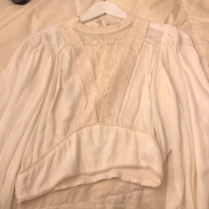 Fin broderad tröja från Zara - Jätte fin blus med broderier från zara, använd bara en gång och därför i nyskick 💕 fin passform 