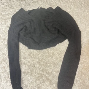 Stickad tröja - Oversized stickad tröja som är kort. Strl M men passar alla storlekar beroende på hur man vill att den ska sitta 