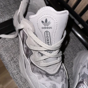 Adidas Onweego  - Knappt använda. Som nya