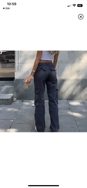 Byxor  - Säljer dessa super fina low-cargo byxor från Gina i storlek 36. Knappt använda💕💕(inte min bild) 