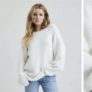 Vit stickad tröja  - Säljer denna vita stickade tröjan ifrån bikbok! Använd 1 gång! Slutsåld! Storlek xs men passar xs till M