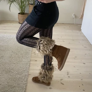 Skor med fluff / päls  - Supersnygga skor med päls/fluff på! Använda en gång. Har en inbyggd klack så man blir lite längre. Storlek 39 💋
