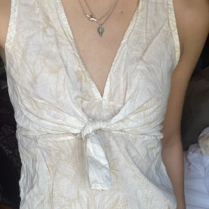Topp - Superfin beige/vit topp som går att knyta framtill. Aldrig använd🌸 Storlek S. Frakt tillkommer!