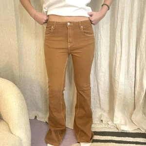 Orangea jeans - Lågmidjade jeans i så fin färg🧡 passar perfekt till höst