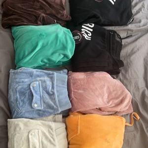 juicy  - lägger upp annonsen igen då förra blev bortagen. säljer juicy och hoodrich. allt är olika pris och har även ett par gråa juicy byxor som söljs för 400. frågor o bilder om allt kom priv o pris kan diskuteras o sänkas vid snabb affär för måste få bort fort.