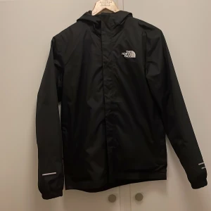North face vindjacka - Tja, säljer min the north face vindjacka från JD i storlek barn XL men sitter som en vuxen XS kond 9/10 hör av er vid frågor eller funderingar 