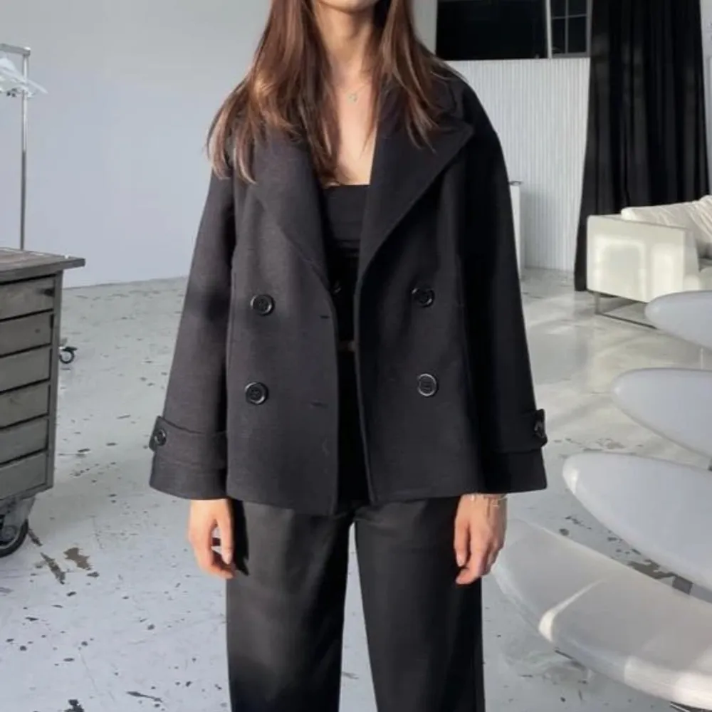 Säljer denna populär jacka från design by si i färgen svart, då den inte kommer till någon användning🩷. Jackor.