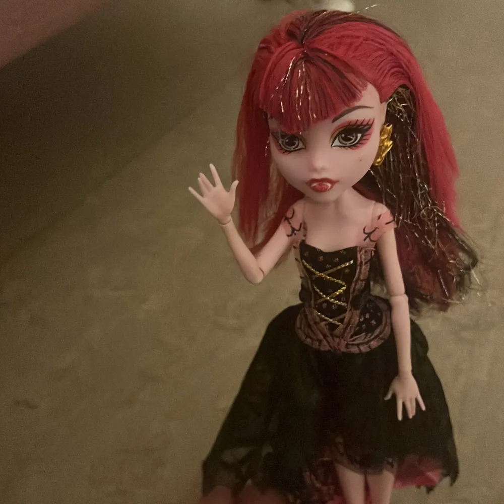 Monster High Draculaura 13 wishes docka! Dockställ kommer inte med!! Hon har tyvärr inte hennes krona :( Kan tänka mig tradea henne för en annan docka. Endast swish!!. Övrigt.