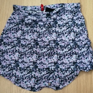 Kjol  - En kjol som inte kommer till användning längere 🥰förlåt för min kamera skriv gärna och fråga om fler bilder🤗