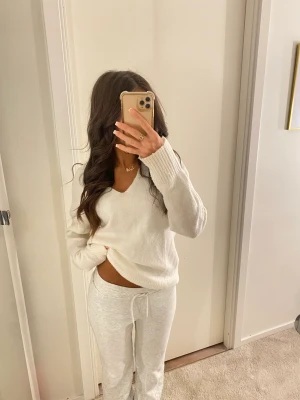 Vit stickad tröja  - Mysig vit stickad tröja 