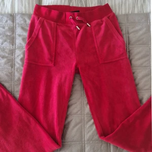 Röda juicy couture byxor -  Dessa byxor har jag användt ca 3/4 gånger. Inte slitna och är i bra skick.Skriv om ni vill ha mer och tydligare bilder.Pris kan diskuteras. Säljer eftersom jag behöver pengarna och knappt användt byxorna. 💕💕 ⚠️INTE MINA BILDER⚠️