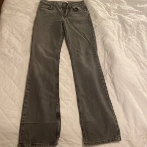 Gråa flare jeans  - Säljer mina gråa gina tricot jeans. Andvända 1-2 gånger. Bra skick då dom nästan aldrig är andvända.