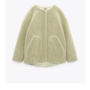 Zara jacka - Superfin teddyjacka från zara i storlek M som tyvärr inte kommer till användning! Kolla gärna in mina andra annonser, Alexander wang väskor, koftor, toppar m.m