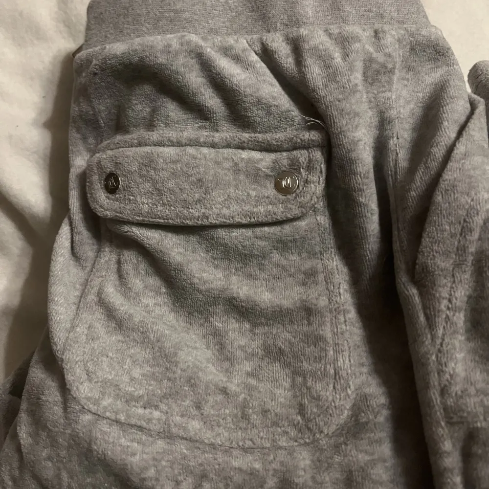 Jag säljer dessa fina gråa juicy byxor för att jag inte använder dom så mycket längre! Skriv privat om ni vill ha mer bilder! 💘. Jeans & Byxor.