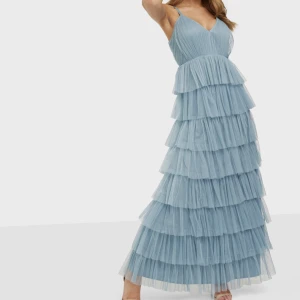 Blå balklänning - Säljer denna superfina och moderna balklänning från märket Anaya. Tyllkjolens material känns lyxigt. Endast använd en gång och är i mycket fint skick. Köptes för 1400 kr