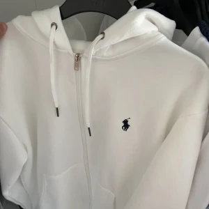 ralph lauren zip - Säljer denna Ralph lauren zipen i stl s. Eftersom att den är för stor för mig. Den är bara testad så 10/10 kontakta mig vid ytligare frågor. Nypris 1800kr