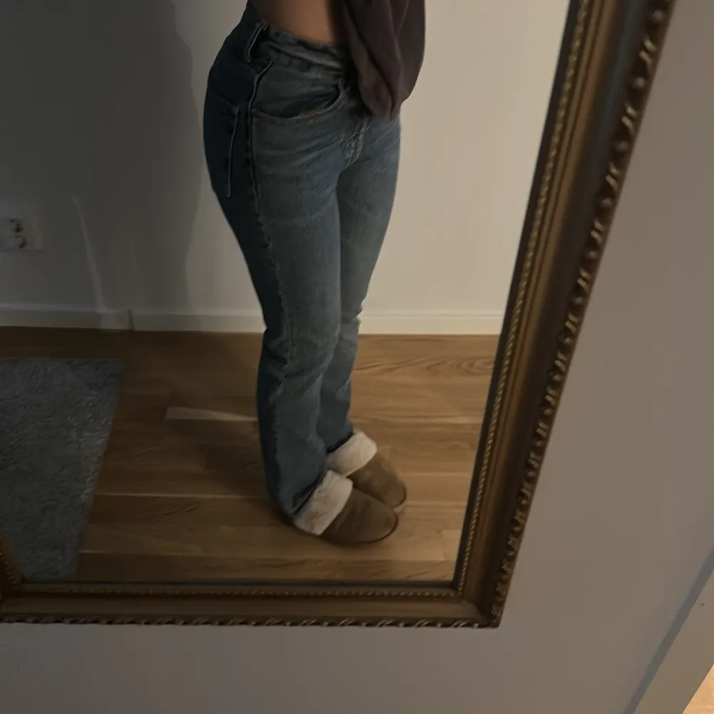 Säljer mina lågmidjade mörkblå jeans från Zara som har tyvärr blivit för små för mig och inte använt dom för jag ångrade köpet. Väldigt fina och skriv om ni vill ha fler bilder💞💞. Jeans & Byxor.