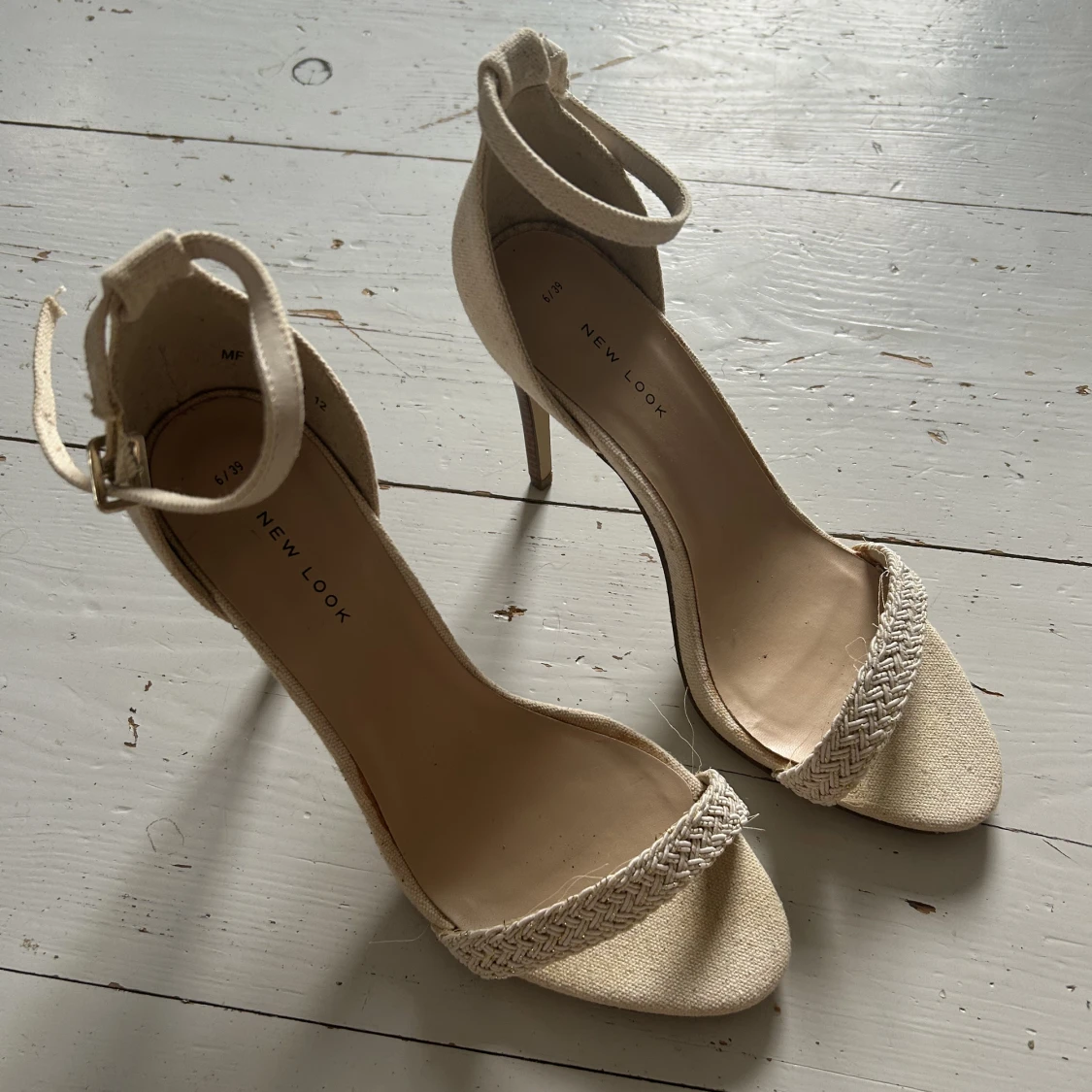 Krämvita klackar  - 91