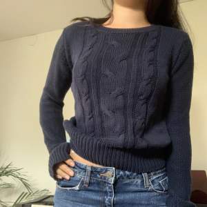 En marinblå stickad tröja från Vila i storlek S. Supersnygg och bra till hösten 💓
