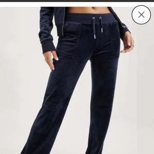 Superfina mörkblå Juicy byxor med fickorna på rumpan. Knappt använda och köpta för ett år sedan 