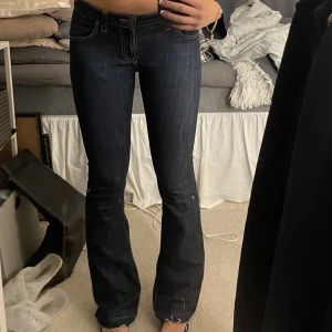 Lowwaist jeans - Mörkblåa lågmidjade bootcutjeans från nudiejeans. Jag är 170 cm lång. Midja - 78 cm. Innebenslängd - 82 cm