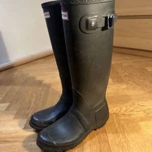 Hunter tall regnstövlar  - Äkta Hunterstövlar i helt okay skick!  De har lite repor eftersom de främst använts vid svampplockning. Kan mötas i Lund men annars står köparen för frakten.