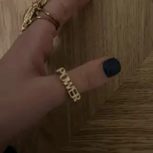 Säljer denna ring där det står POWER på ❤️okänt märke