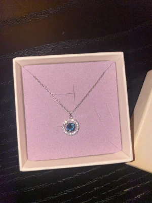 Halsband  - 1 år gamla, aldrig använt, säljer pga det. Nypris 339kr 