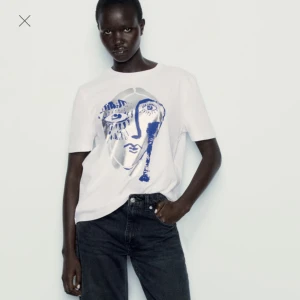 T-shirt med tryck Zara  - Snygg t-shirt från Zara i nyskick, aldrig använd