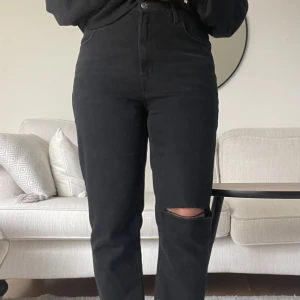 High waisted jeans - Jeans från Only, Emily i storlek 32|32. Med slitning vid ena knät.  Använda fåtalgånger 