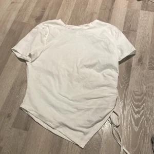 Tröja - En söt tshirt från shein, köpt, testad men aldrig använd mer än så. Den är skuren så det bildas en sneddad flärp längst ner med scrunch på högersidan (vänster på) jättefin och mjukt material men bara aldrig kommit till anvädning. Storlek L men mer som M