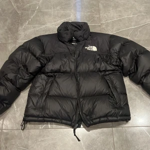 North face puffer - (MEN'S 1996 RETRO NUPTSE JACKET) skick 9,5/10, köpt förra året på North face hemsida för 3700 kr. Kvitto finns såklart! Storlek M