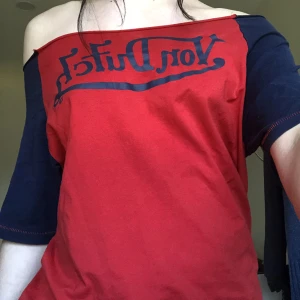 Von dutch tröja - Skitsnygg blå/röd von dutch tröja! Halsen är avklippt för att göra den mer off shoulder men annars inga defekter.