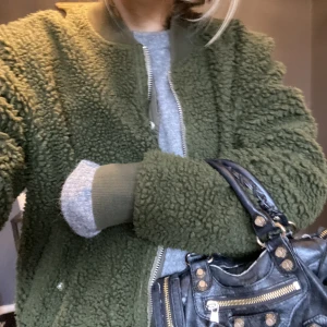 Teddyjacka - Så fin jacka som man kan ha på två sätt, antingen som teddyjacka eller bomberjacka! Perfekt till hösten och så snygg grön färg💓💓