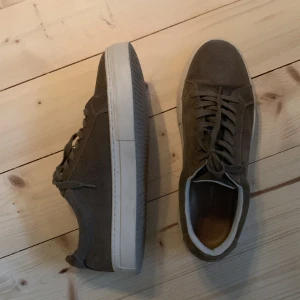 Vagabond Paul 2.0 - Säljer mina Vagabond Paul 2.0 eftersom att jag knappt fått någon användning för dem. De är varsamt använda och har inga defekter förutom smuts på sulan. Skorna är i brunt mocka och är impregnerade Nypris 1300 