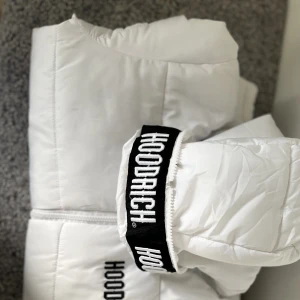 Hoodrich - En vit hoodrich vinter jacka, köpte den från hoodrich egna affär, säljer den för att jag har ändrat stil och för den var för stor. Storlek XS. Skriv priv om ni vill veta mer om den!