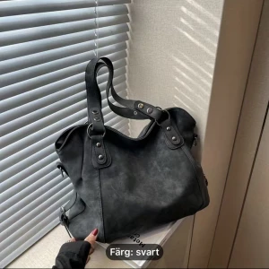 Väska - Jättefin svartgrå väska nu till hösten som är helt oanvänd. Väskan är i ett mockaliknande material. Säljer på grund av att jag har en annan väska. Lånade bilder från hemsidan. Skriv privat för egna bilder💗