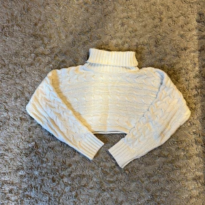 Croppad stickad tröja  - Jätte fin stickad tröja. Jätte fin skick. ☺️
