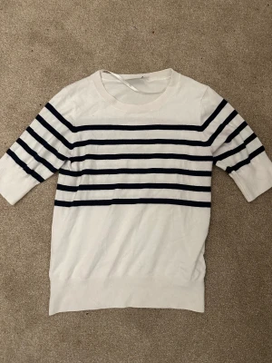 Trekvartslång topp  - Jättefin randig topp från Kappahl💕 använd ett fåtal gånger och är i fint skick! Säljer för den är för liten för mig 😊 köpt för 400