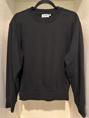 Weekday sweatshirt  - En weekday sweatshirt som inte har använts så många gånger.