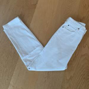 Ett par Lee Carol jeans i ny skick. Dom är lite slimmade i modellen och är vita/beiga i färgen.