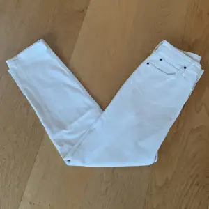 Ett par Lee Carol jeans i ny skick. Dom är lite slimmade i modellen och är vita/beiga i färgen.