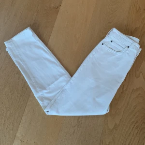 Lee jeans - Ett par Lee Carol jeans i ny skick. Dom är lite slimmade i modellen och är vita/beiga i färgen.