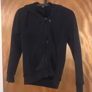 Kofta - En peak performance kofta, i använt skick. storlek S men passar även XS lika bra.