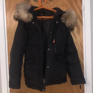 Hollies Jacka - Hollies jacka, köpt för ungefär 2 år sedan, jätte fin. Är i ett använt skick, säljes pga växt ur den. Priset går att diskuteras vid snabb affär. Jätte fint päls, nypris 4500 men säljer för 2800.