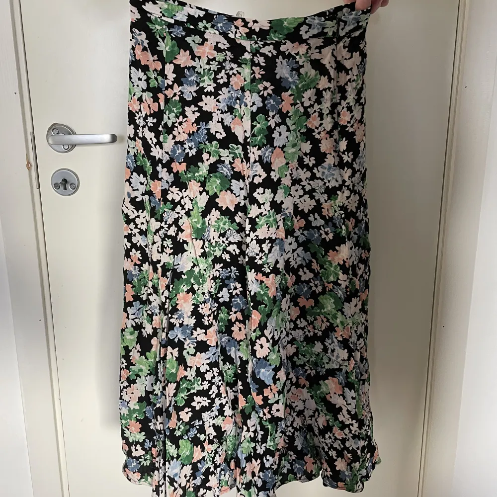 Jättesöt blommig längre kjol 🌸 Jättefin till sommaren. Den har en dragkedja vid sidan och går till ankeln på mig som är 156cm. Säljer då den tyvärr är lite liten. Nypris 249kr säljer för 90kr💕. Kjolar.