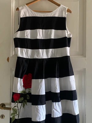 Jättefin klänning! - en extremt fin klänning köpt för ca 4 år sen, använd endast en gång och helt felfri storlek uk18/eu46 köptes för 1299kr pga limited edition  säljs för 750kr går att diskutera!!