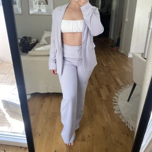 Pastellila kostym - Säljer detta kostymset i lila då de inte kommer till användning. Använt det 2 gånger. Nypris för båda delarna var 1100. Båda samma storlek💜