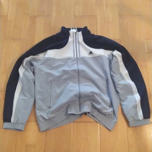 ADIDAS Jacket Vintage - Oversized vintage Adidas jacket. Barely used and good condition.