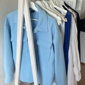 Kappa - Superfin kappa från Gina i ljusblå  Nästan helt oanvänd Nypris 499